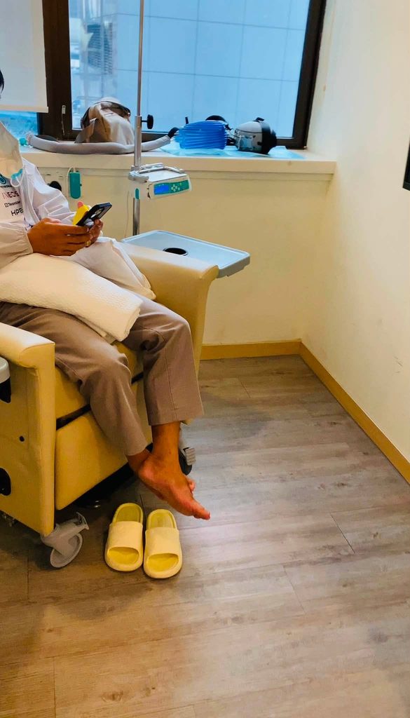 Ung thư phổi giai đoạn 4 di căn xương: Hành trình điều trị của một người bệnh có đột biến EGFR tại Singapore - hình minh họa 2