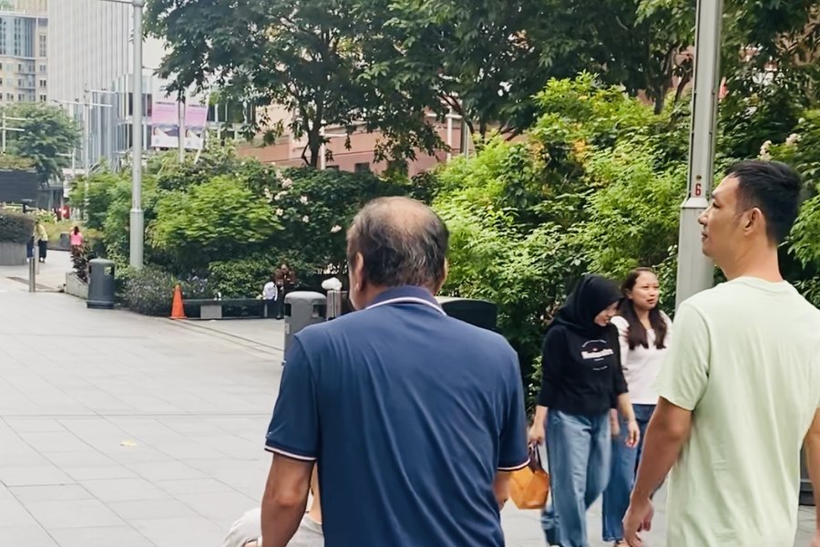 Hỗ trợ người bệnh di chuyển trên đường phố Singapore