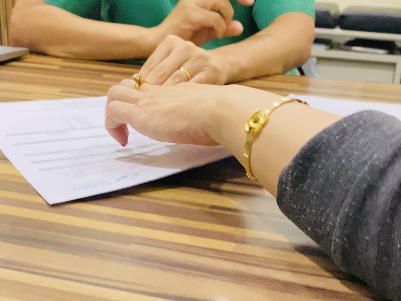 Bác sĩ thăm khám cho người bệnh tại bàn khám