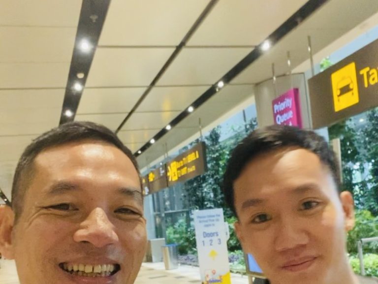 Đón người bệnh khi vừa tới Singapore