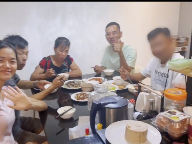 Bữa cơm cùng gia đình người bệnh tại Singapore