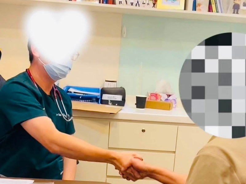 Trao đổi cùng bác sĩ tại phòng khám ở Singapore
