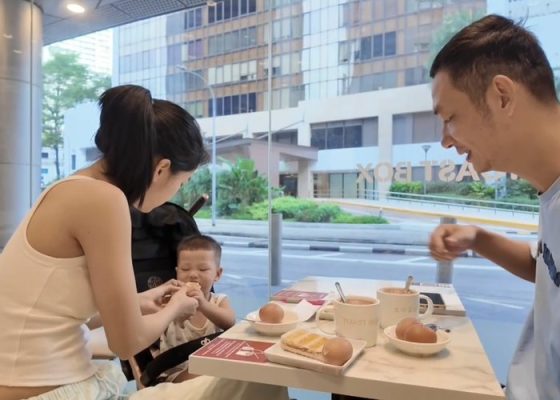 Cùng gia đình dùng bữa ngoài trời tại Singapore