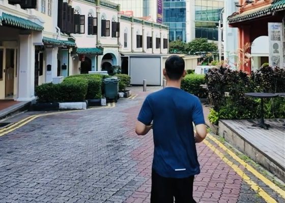 Chạy bộ thư giãn trên phố ở Singapore