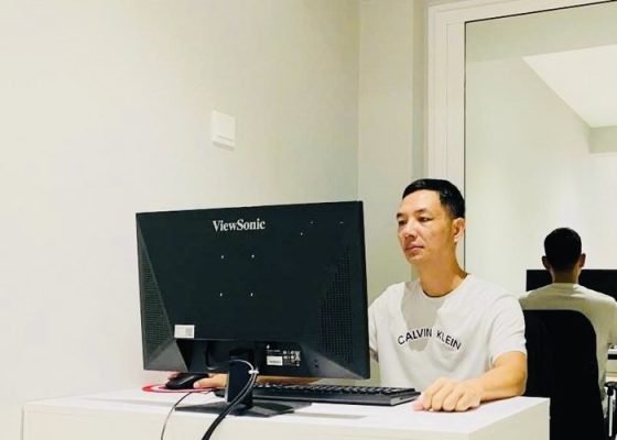 Ngồi làm việc, tìm hiểu thông tin bên máy tính