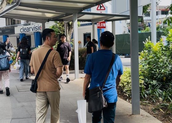 Đi cùng người bệnh và gia đình trên lối đi có mái che tới bệnh viện