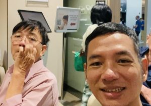Toàn Lộc cùng người nhà người bệnh tại bệnh viện