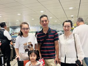 Đón người bệnh cùng gia đình khi vừa tới Singapore