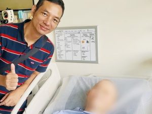 Toàn Lộc thăm người bệnh tại phòng bệnh ở Singapore