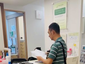 Làm thủ tục, nộp hồ sơ tại quầy tiếp nhận của bệnh viện ở Singapore