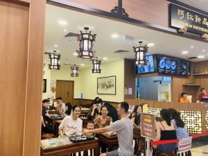 Không gian một quán ăn tại Singapore