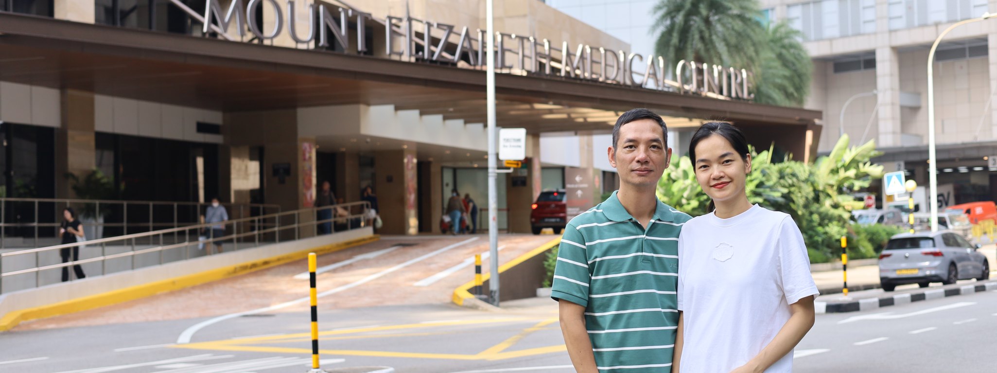 Toàn Lộc cùng người nhà người bệnh trước Mount Elizabeth Medical Centre, Singapore