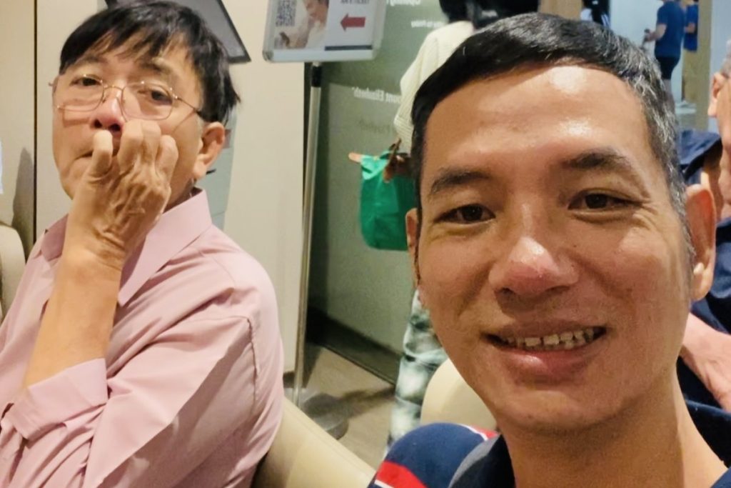Toàn Lộc cùng người nhà người bệnh tại bệnh viện ở Singapore