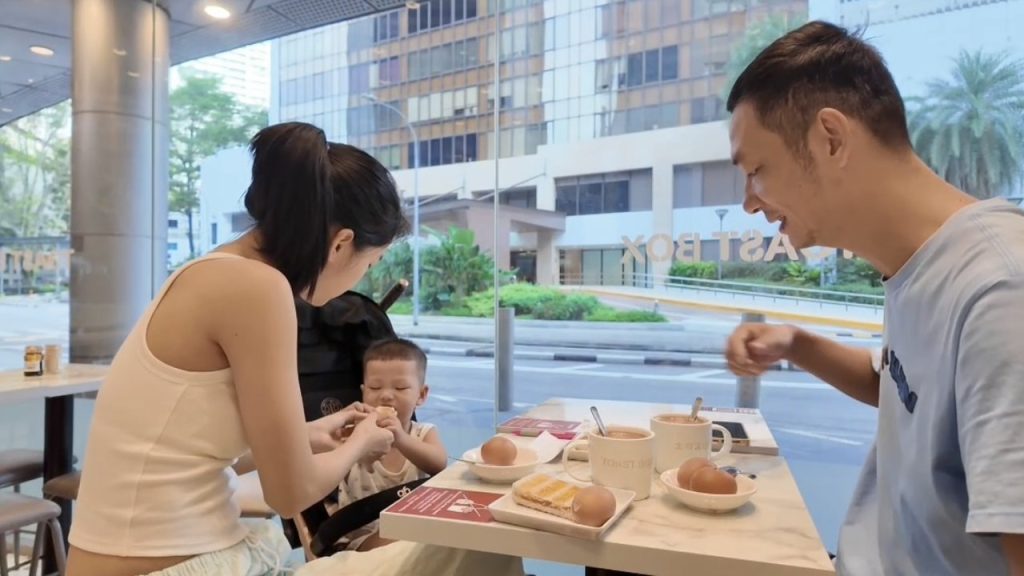 Gia đình người bệnh dùng bữa ngoài trời tại Singapore