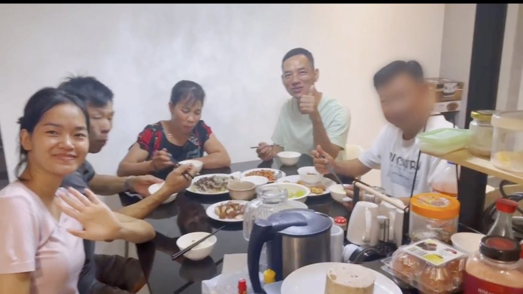Bữa cơm cùng gia đình người bệnh tại Singapore