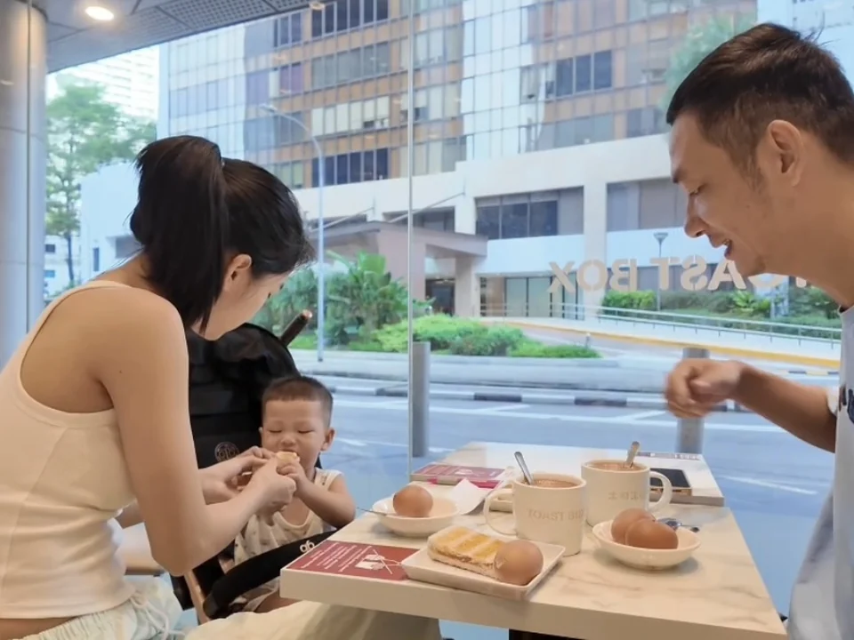 Gia đình người bệnh dùng bữa ngoài trời tại Singapore