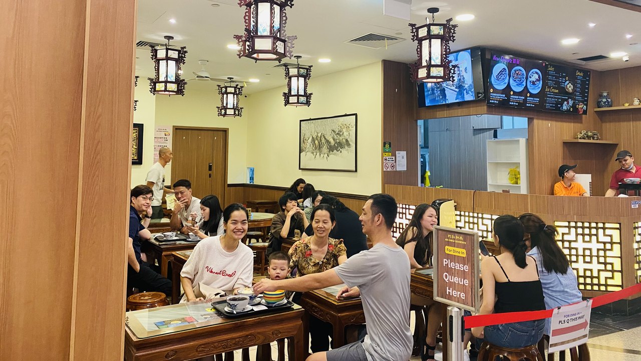 Không gian một quán ăn tại Singapore