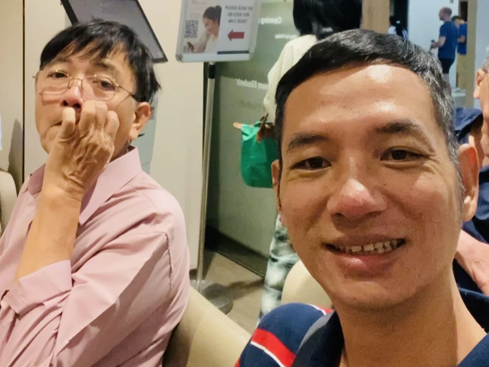 Toàn Lộc cùng người nhà người bệnh tại bệnh viện